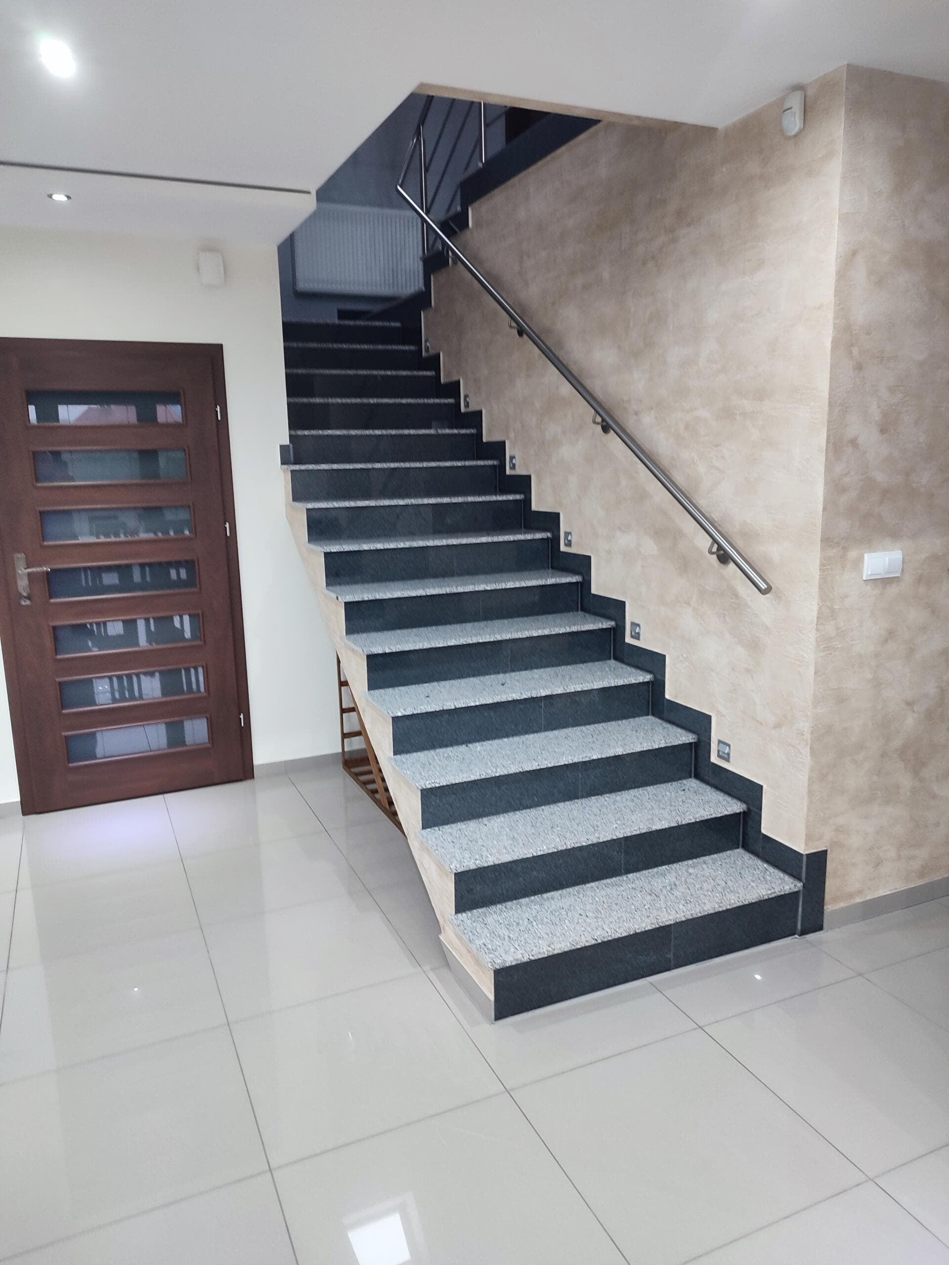 Dom wolnostojący wykończony i umeblowany (178m2 PU) Krzywaczka, działka 1200m2